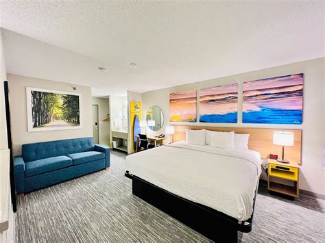 𝗧𝗛𝗘 𝟭𝟬 𝗕𝗘𝗦𝗧 Hotels in Racine, WI .